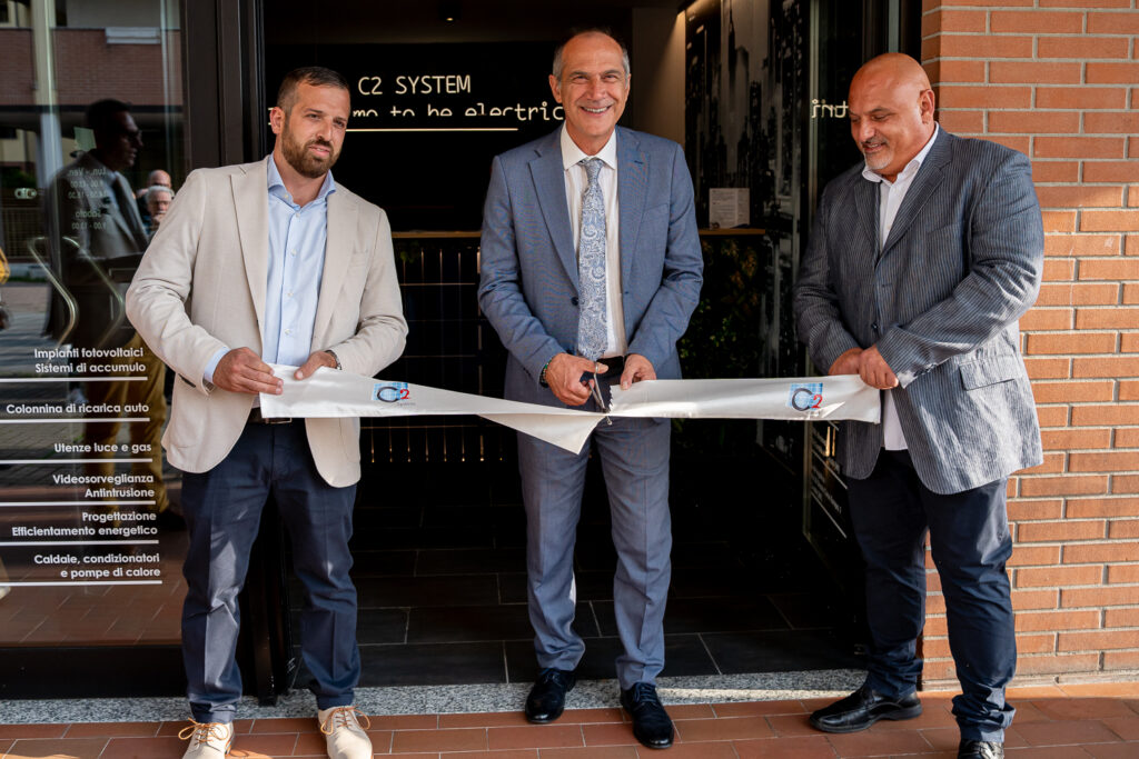 Taglio del nastro per inaugurazione showroom